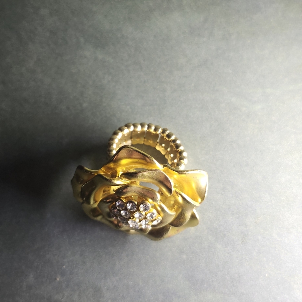 Vintage Rhinestones Gold Tone Ring Cocktail Large Flower Stretch Band - Picture 3 of 6